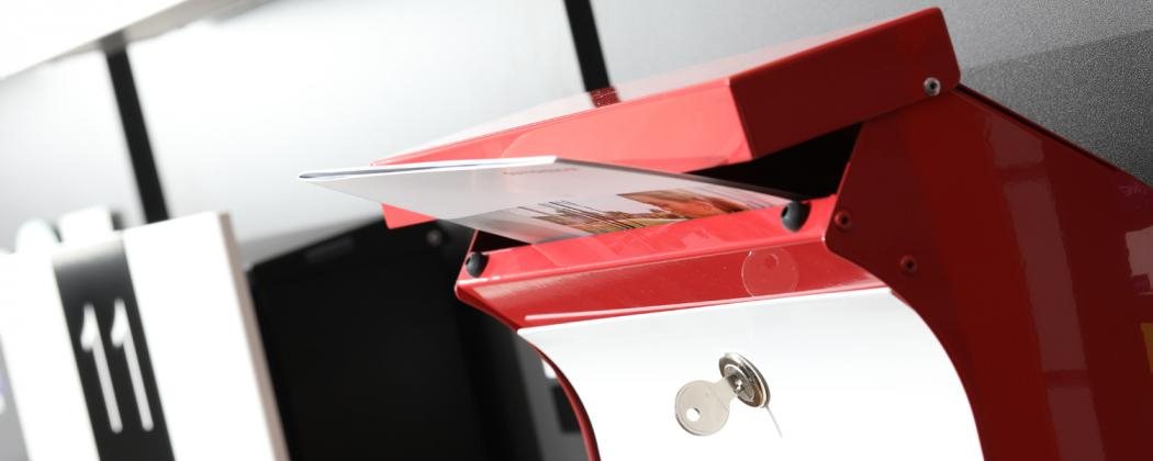 Rote Briefkastenanlage mit Schloss