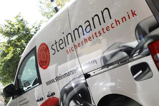 Steinmann-Montagefahrzeug mit Logo